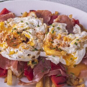 Huevos Rotos Jamón Asado con Patatas y Pimientos