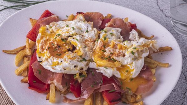 Huevos Rotos Jamón Asado con Patatas y Pimientos