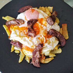 Huevos Rotos Secreto Brasa con Patatas y Pimientos