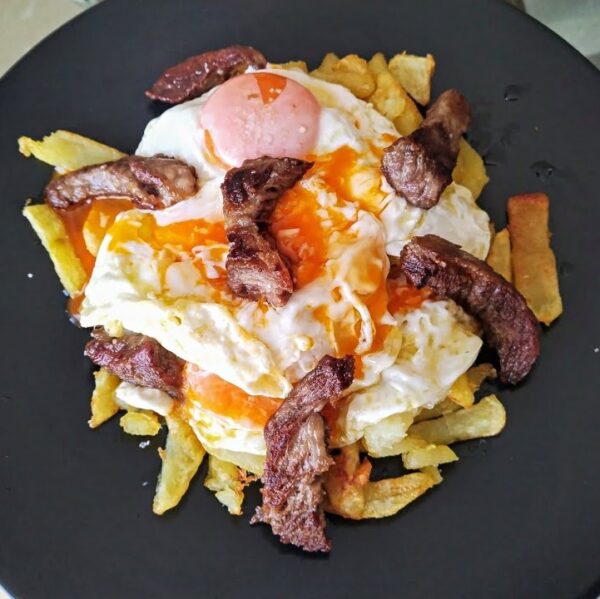 Huevos Rotos Secreto Brasa con Patatas y Pimientos
