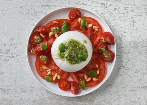 Burrata con Tomates y Vinagreta al Pesto
