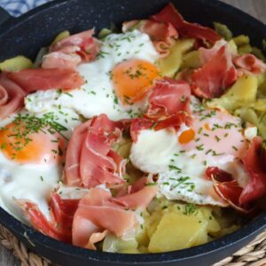 Huevos Rotos Jamón Serrano con Patatas y Pimientos