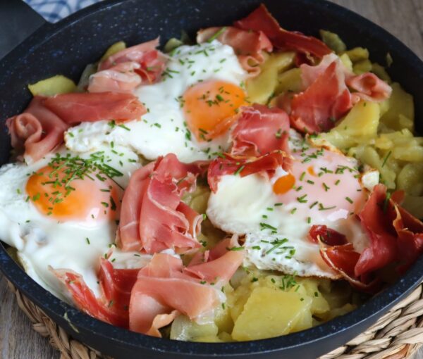 Huevos Rotos Jamón Serrano con Patatas y Pimientos
