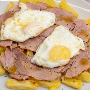 PLATO DE HUEVOS ROTOS CON JAMON ASADO, PATATAS Y PIMIENTO