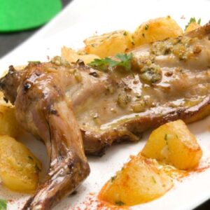 1/2 CONEJO CON MEDIA DE PATATAS Y ALIOLI