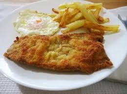 PLATO DE ESCALOPE CON 2 HUEVOS ROTOS Y PATATAS