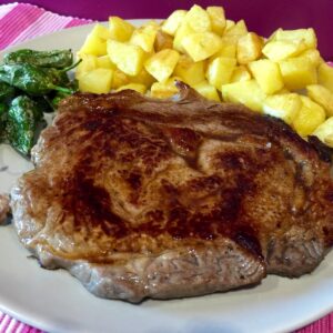 ENTRECOT DE TERNERA CON PATATAS Y PIMIENTO