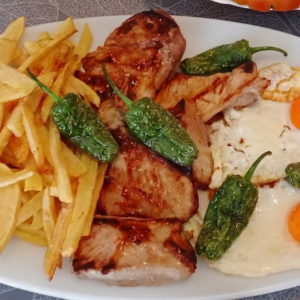 PLATO DE HUEVOS ROTOS, SECRETO A LA BRASA CON PATATAS Y PIMIENTO FRITOS