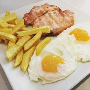 PLATO CON LOMO CON HUEVO Y PATATAS FRITAS