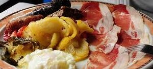 PLATO ALPUJARREÑO LOMO, 2 HUEVOS ,CHORIZO, MORCILLA, JAMON SERRANO, PATATAS Y PIMIENTOS FRITO