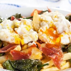 PLATO HUEVOS ROTOS CON JAMON SERRANO, PATATAS Y PIMIENTO