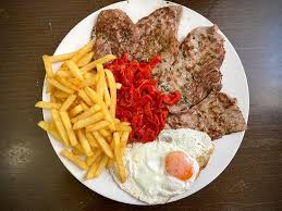 PLATO CON LOMO, 2 HUEVOS CON PATATAS Y PIMIENTOS