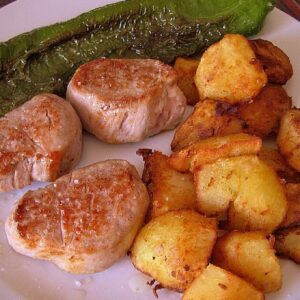 SOLOMILLO DE CERDO A LA BRASA CON PATATAS Y PIMIENTO